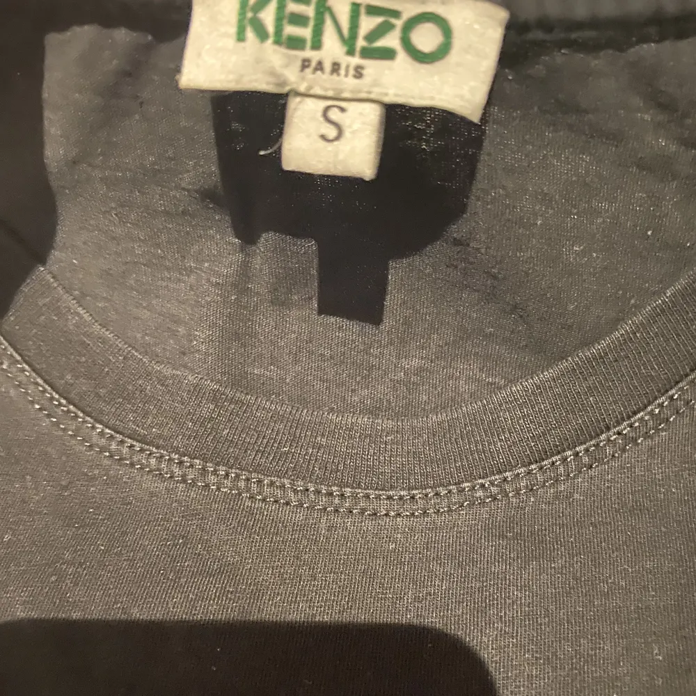 En svart kenzo Tshirt med ett färgglad tryck. Använd ett få tal gånger. Storlek S.. T-shirts.