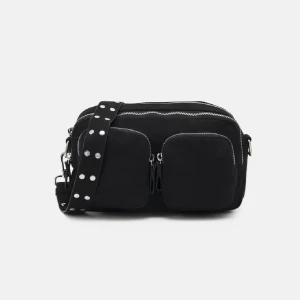 Connie - Axelremsväska - Svart handväska med silvriga detaljer som kommer från Gina tricot, använd men i mycket fint skick! Två stora fack och två lite mindre.