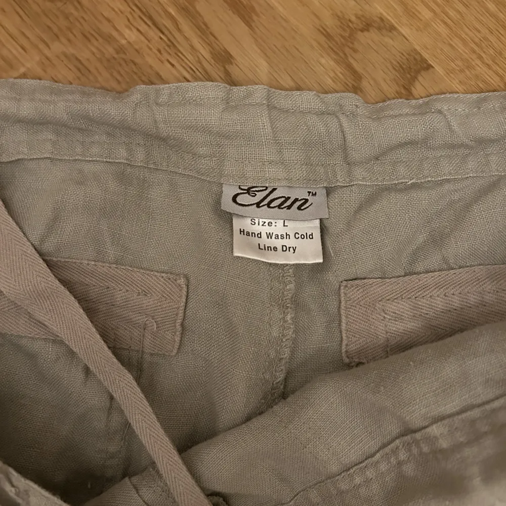 Linne cargo byxor från Elan som jag inte använder längre. Wide leg. Tjockt material också.. Jeans & Byxor.