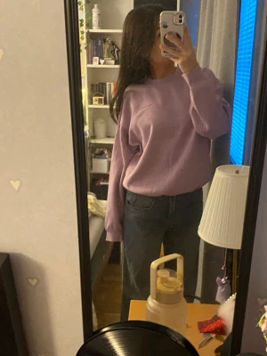 Sweatshirt  - Gullig lila sweatshirt. Fint material och sitter as bra! 