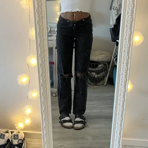 Svarta jeans  - Svarta jeans från madlady som sitter jätte fint men kommer inte till användning nu 