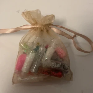 Små glitter  - Små glitter glas askar med olika sorters glitter i. Helt oanvänt och är i ett perfekt skick. 
