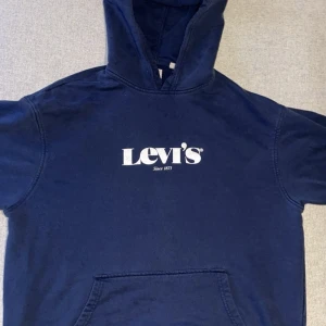 Mörkblå/navy Levi’s hoodie  - Toppskick, köpt på Carlings 2021 men knappt använt. Väldigt skön och snygg. Nypris 799:-