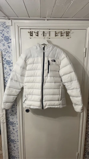 The north face jacka  - Säljer nu denna feta jacka då den har blivit för liten. Det är fint skick och ser riktigt bra ut på 