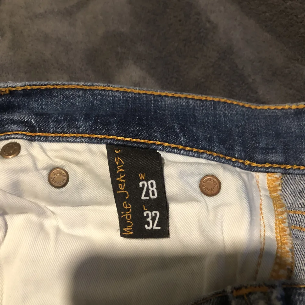 Tja, säljer nu dessa Nudie Jeans i storleken 28/32 men sitter som 29/32. Det är modellen Long John och är i mycket fint skick. Nypris går dem för 1699. Skriv vid fler funderingar! . Jeans & Byxor.