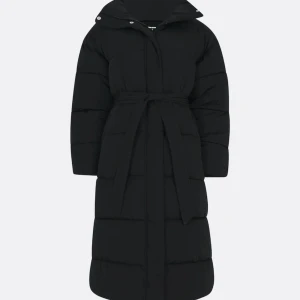 Bikbok jacka  - Säljer denna fina långa vinterjacka som jag köpte förra vintern. Jätte varm o skön, säljer pga att jag har en ny jacka. Köpt för 1000kr säljer för 500kr + frakt. Strl xs