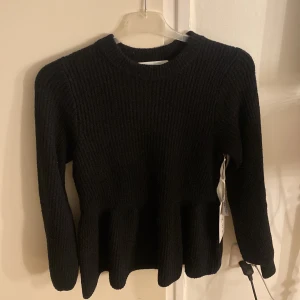 Svart stickad tröja - Svart söt stickad tröja som jag säljer för att jag aldrig fått användning för den, storlek Xs men passar S💕Prislapp kvar