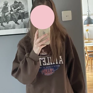 Brun sweater - Nice brun sweater från Gina Tricot!🌟 använt sparsamt och är i mycket bra skick! 💞sitter lite baggy  vid frågor besvarar jag dom jätte gärna privat💘