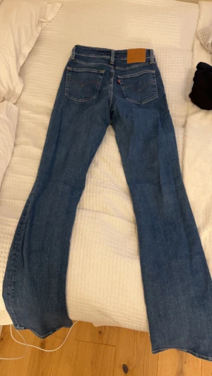Levis bootcut - Aldrig använda levis jeans Köpta i våras men bara legat i garderoben då jag inte använder jeans så mycket