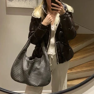 Väska - Jättefin väska som liknar den från designbysi! Den är oanvänd💗