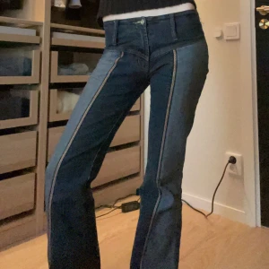 Lågmidjade jeans - Intresskoll på ett par jätte coola lågmidjade jeans❤️midjemåttet är 68cm 