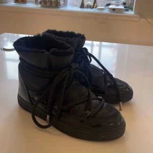 Inuikii  - Säljer mina fina inuikii för de blev försmå för mig. Stl 37 Använt en vinter 