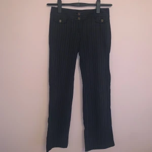 DG kostymbyxor - Kostymbyxor från dolce gabbana, mörkblå randiga i rakmodell. Slitage längst ned men annars bra skick, står storlek 42 men passar bra på mig som brukar ha S. Kontakta om du vill ha fler bilder eller mått🫶