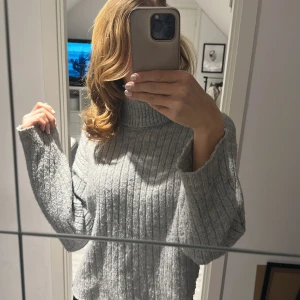 Stickad tröja - grå knappt andvänd stickad tröja med krage, väldigt bra skick💗skriv för fler bilder