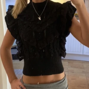 Svart zara topp - Säljer denna jättefina tröja ifrån zara. Storlek s men passar peggar på mig som har xs. 💕💕