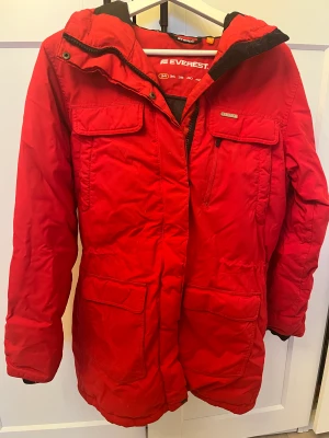 Everest jacka stl. 34 - Fin Everestjacka stl 34. Dragkedjehållaren är dock trasig därav priset. Se bild 3.