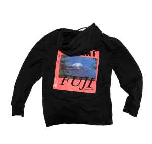Hoodie med tryck - En svin cool hoodie med tryck på ryggen! Är köpt på Zalando. Inge defekter eller skador. Storlek XS. KÖPAREN STÅR FÖR FRAKTEN!Kontakta innan köp eller vid flera frågor!