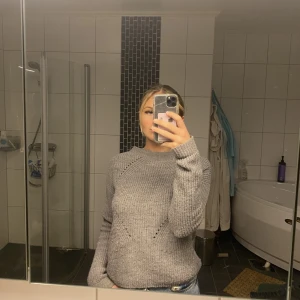 Stickad tröja - En grå mysig stickad tröja.