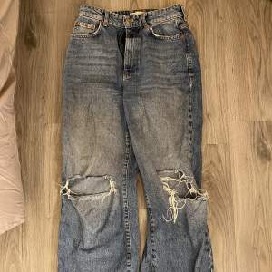 Highwaisted mörkblåa jeans med hål i knäna. Sitter väldigt fint på men säljer då de blivit för små! Använda mycket men inga större defekter💕
