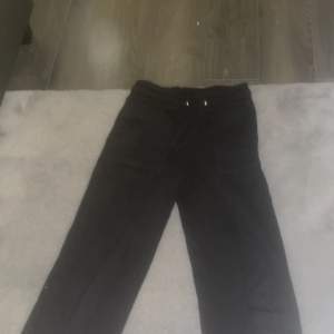 Ett par svarta mjukis byxor med fickor ifrån lager 157 i storlek xs 
