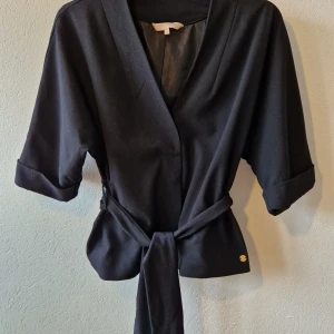 Kavaj Pernilla Wahlgren  - Svart kavaj från Pernilla Wahlgren design, stl XS, men passar även S. Sparsamt använd så i nyskick. Djur och rökfri, finns i Hyllinge, har swish.