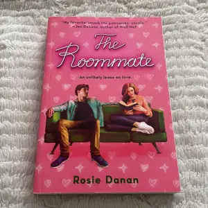 The roommate bok som är på engleska, jättebra skick och nästan helt ny! 💗 Priset är bestämt efter att göra det billigare än andra webbsidor och platser ⭐️