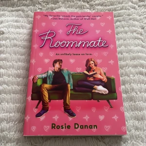 The roommate  - The roommate bok som är på engleska, jättebra skick och nästan helt ny! 💗 Priset är bestämt efter att göra det billigare än andra webbsidor och platser ⭐️