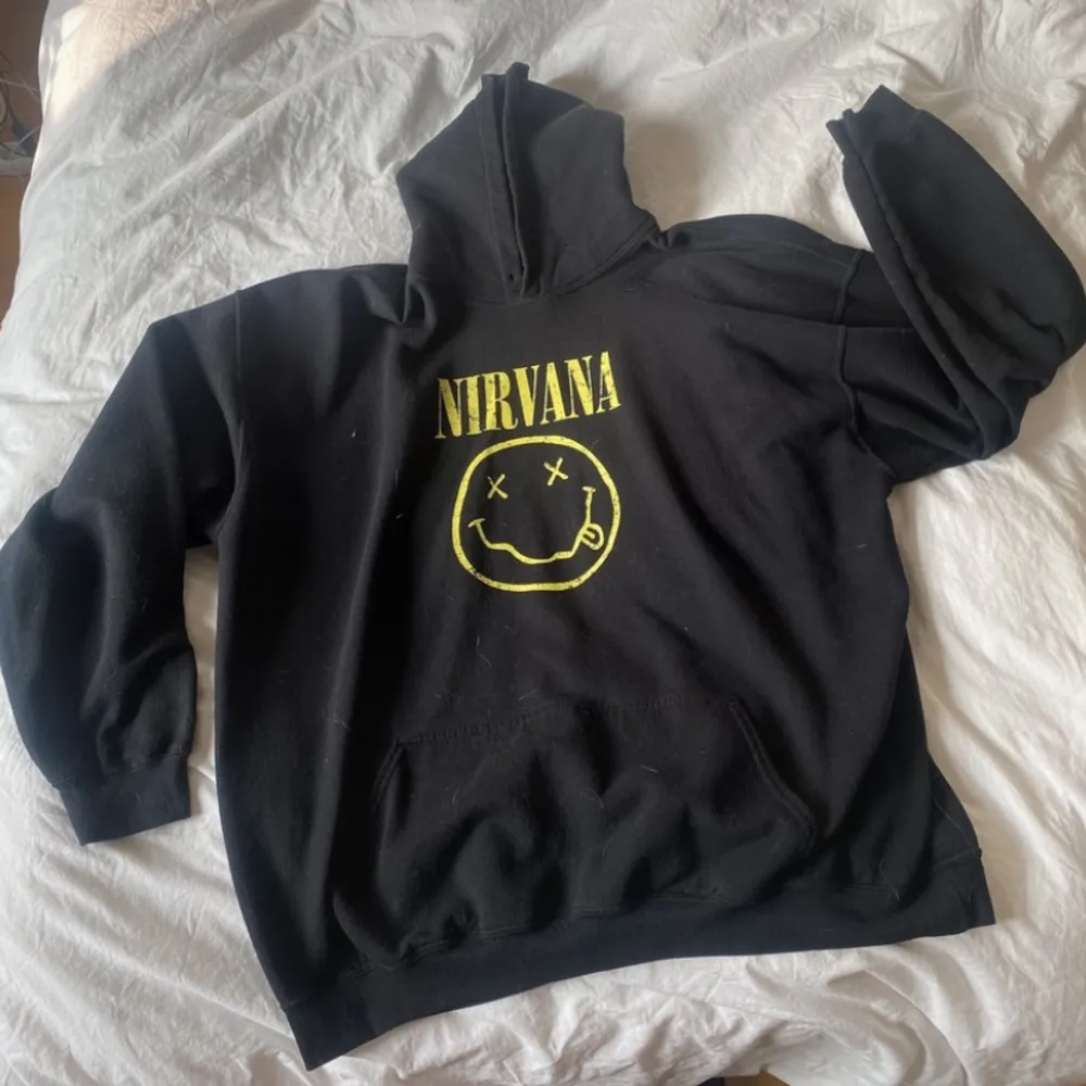 En vintage hoodie i 4XL med den klassiska Nirvana logon.  Bredd över bröstet 76cm Längd 77cm. Hoodies.