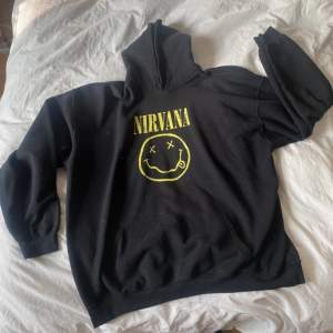 En vintage hoodie i 4XL med den klassiska Nirvana logon.  Bredd över bröstet 76cm Längd 77cm