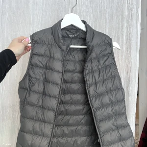 Gå väst  - Grå dunväst, helt oanvänd 