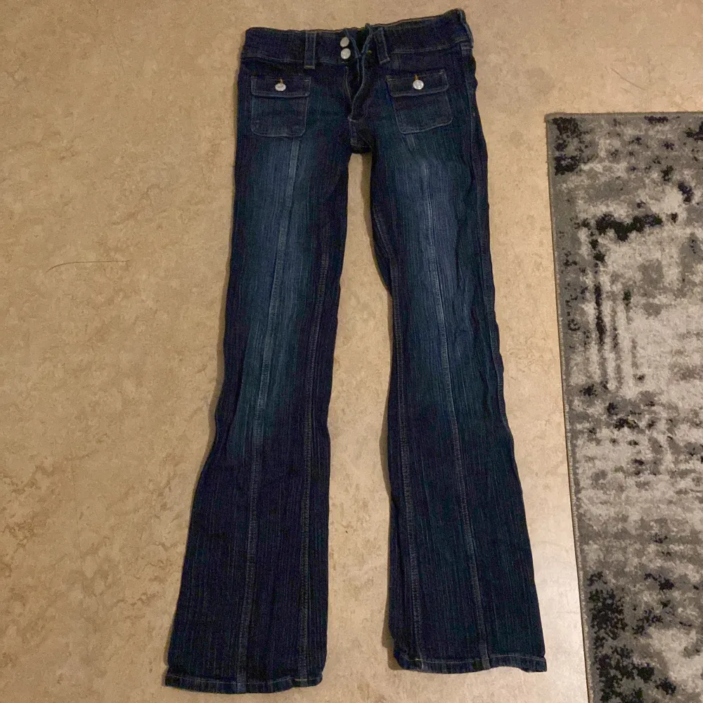 Jeans från H&M som är väldigt stretchiga, och är lågmidjade🫶Ordpris: 279kr ! har bara använt den 2 ggr, så den är i väldigt bra skick💓Passar mig som brukar ha XS/S. Den är slutsåld också! Hör av vid frågor!. Jeans & Byxor.