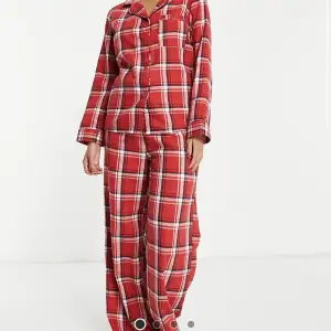 Superfin röd helt oanvänd pyjamas, tyvärr väldigt lång för mig som är 160cm. Storlek 34 men passar mer som 36. Köpt från asos, slutsåld! Kan skicka bild på privat!