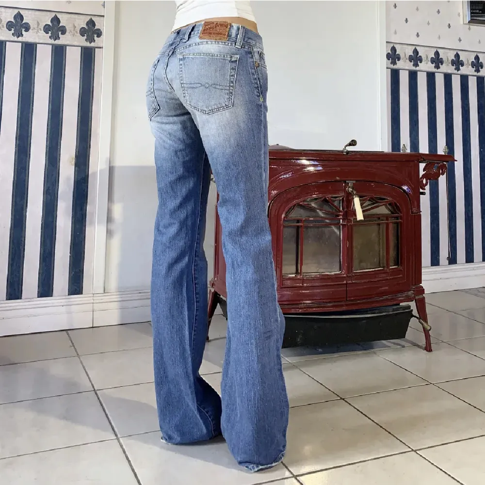 Lågmidjade jeans mått 80 på midjan och 84 i innerbenslängden 💙 Säljer pga för små! Inte mina bilder💙. Jeans & Byxor.