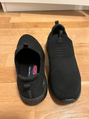 Dam sneakers Sketchers strl 37 - Använd 1-2 ggr. Bekväma skor med memory foam 