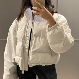 Vit pufferjacka - Säljer en superskön vit pufferjacka från Weekday som är perfekt till höst eller vår 🩵 Storlek: S