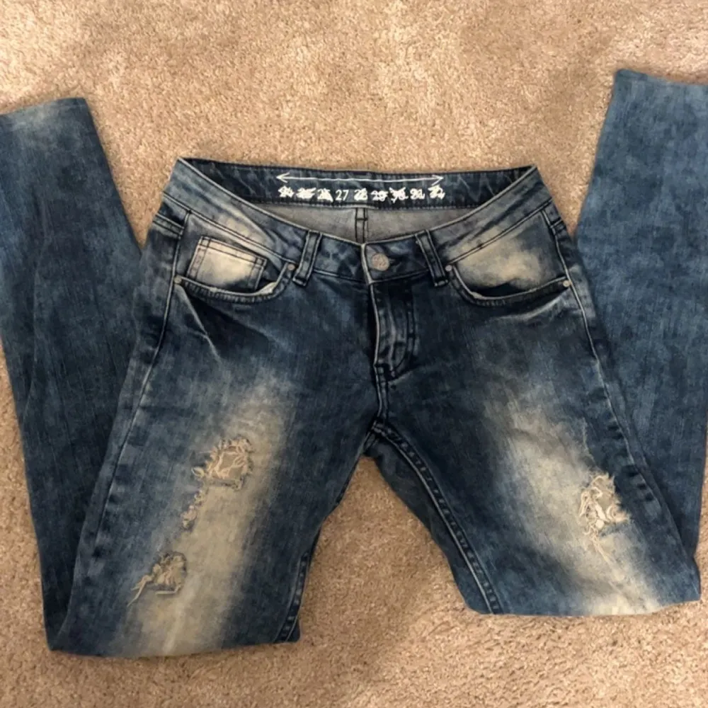 skitcoola jeans från 2000 talet då min mamma hade dem bär hon var ung, tyvärr e dem lite stora på mig! inga defekter❤️ tryck gärna köp nu. Jeans & Byxor.