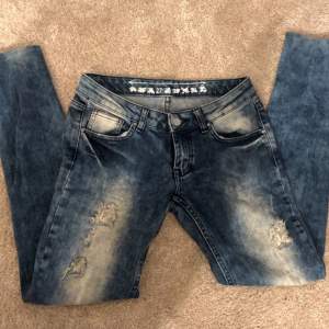 skitcoola jeans från 2000 talet då min mamma hade dem bär hon var ung, tyvärr e dem lite stora på mig! inga defekter❤️ tryck gärna köp nu