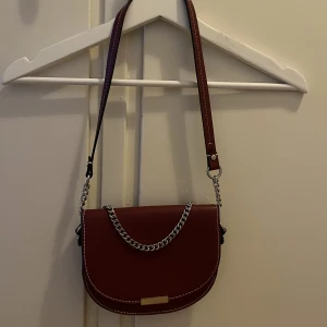 Väska från Zara - Väska från Zara i fin vinröd färg. Nypris 350kr
