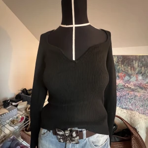 Hm stickad  - Skitsnygg topp från Hm! Perfekt nu till höst. Aldrig använd. 