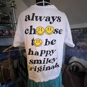 Söt T-shirt med tryck - Endast använd fåtal gånger men har tyvärr ett pyttelitet hål. Skriv för bild! 