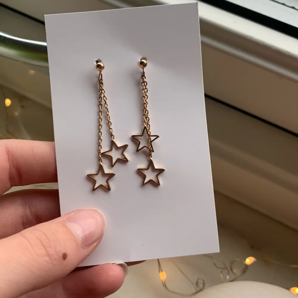 Ett par guldiga hängörhängen med stjärnor ! Minns inte var jag köpte dem, men de är inte mycket använda. Säljer dem då jag är mer av en silver tjej 💕 Har du frågor eller är intresserad, skriv! 😚. Accessoarer.