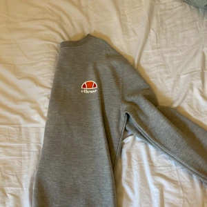 Sweatshirt ellesse  - Sweatshirt från ellesse i storlek 36, modell för män 
