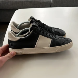 Valentino flycrew  - Sjukt feta Valentino flycrew i väldigt fint skick, förutom att det fattas ett par nitar därav priset, skorna tillverkas ej längre, nypris 7000, mitt pris 2999, Priset är ej hugget i sten, MVH Simon 