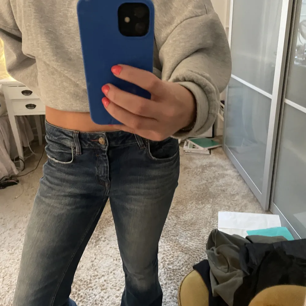 Så fina blåa Bootcut jeans! . Jeans & Byxor.