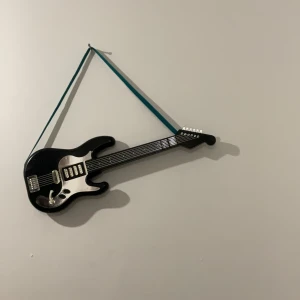 Gitarr - Den har knappar den är liten 