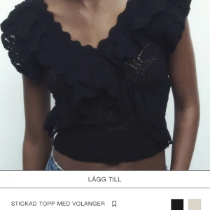 Zara topp  - Säljer denna fina toppen från Zara då den inte kommer till användning. Den är näst intill helt ny använd 1 gång. Ny pris 330 säljer för 200. Stl S 