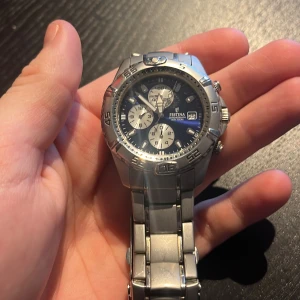 Festina klocka - Säljer en festina klocka som har lite rost på tredje bilden men syns inte när man har den på. Väldigt bra skick trots metallen är använd. Hör av er vid intresse 