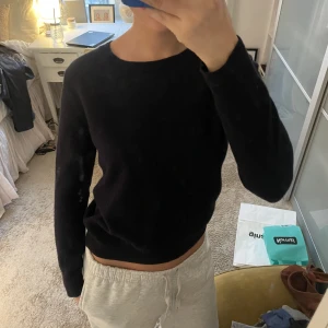 Cashmere tröja  - Mörkblå cashmere tröja! Lite mindre i storleken.