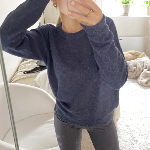 Stickad tröja - Jättefin mörkblå/marinblå stickad tröja från vila I nyskick då den bara har blivit använd 2-3 gånger! Den har varken defekter eller noppor, nyskick!