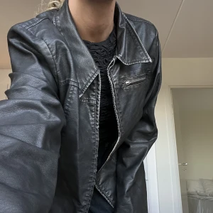 Skinnjacka Ginatricot - As snygg bikerjacket från ginatricot❤️‍🔥 Storlek L. Jag har vanligtvis storlek S/XS för referens. Skulle säga att den är ganska liten i storlek, snarare storlek M. Hur snygg som helst!😍 Väldigt sparsamt använd, använt kanske 2-3 gånger.🤗